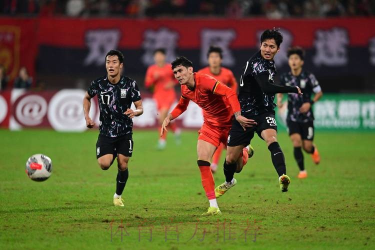 全队拼命曾诚神勇 东亚杯男足0-0战平韩国 全队拼命曾诚神勇 东亚杯男足0-0战平韩国